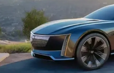 未来的凯迪拉克轿跑车和旅行车在幻想世界里看起来时尚又实用